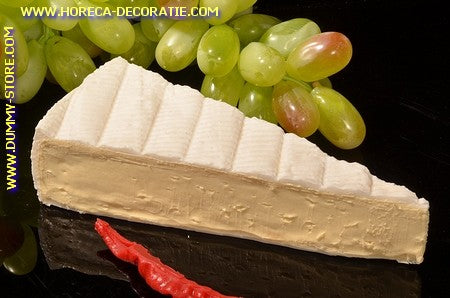 Brie punt, 17x7 cm H: 4,5 cm kaasdummy - namaak - imitatie