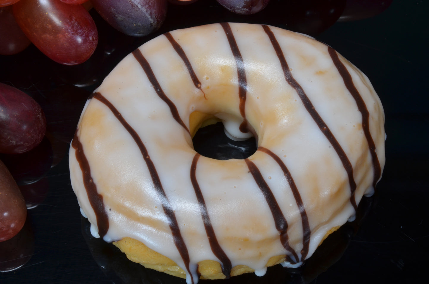 Donut wit met chocolade- namaak (9x3 cm) dummy