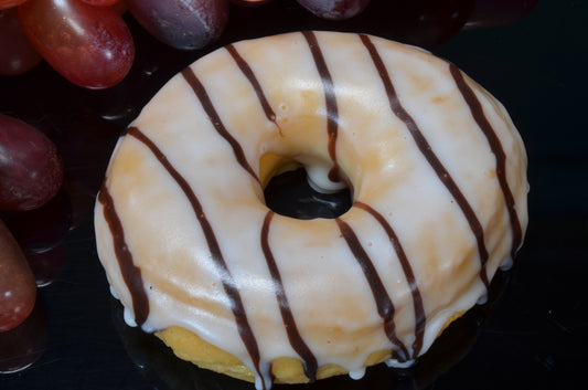 Donut wit met chocolade- namaak (9x3 cm) dummy