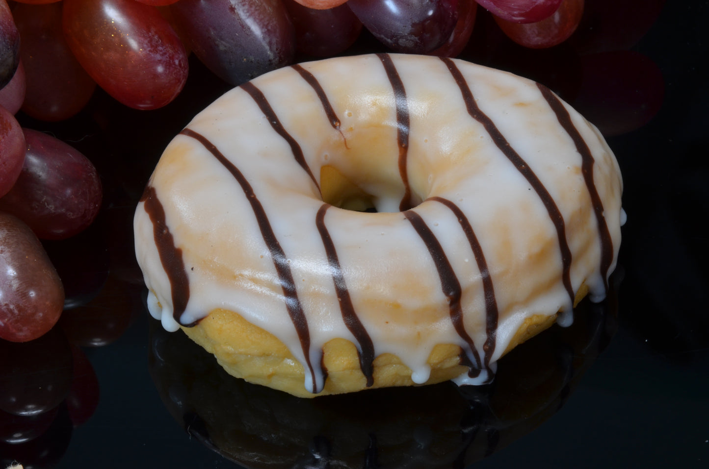 Donut wit met chocolade- namaak (9x3 cm) dummy