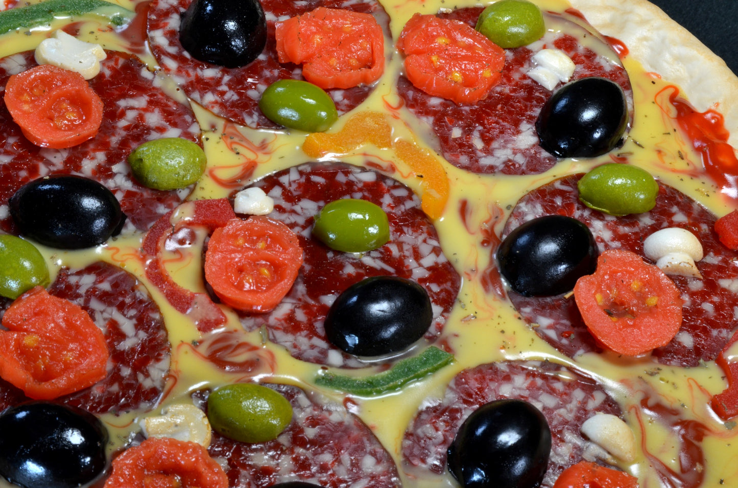 Pizza,Olijven, Tomaten, kaas en  Salami - namaak 28 cm x 2 cm