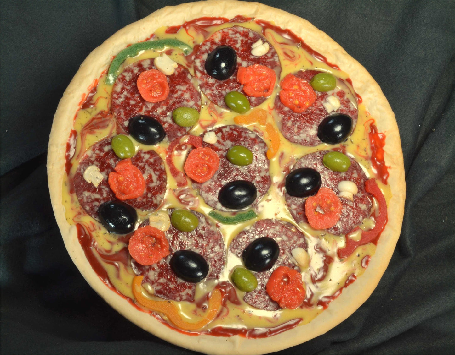 Pizza,Olijven, Tomaten, kaas en  Salami - namaak 28 cm x 2 cm